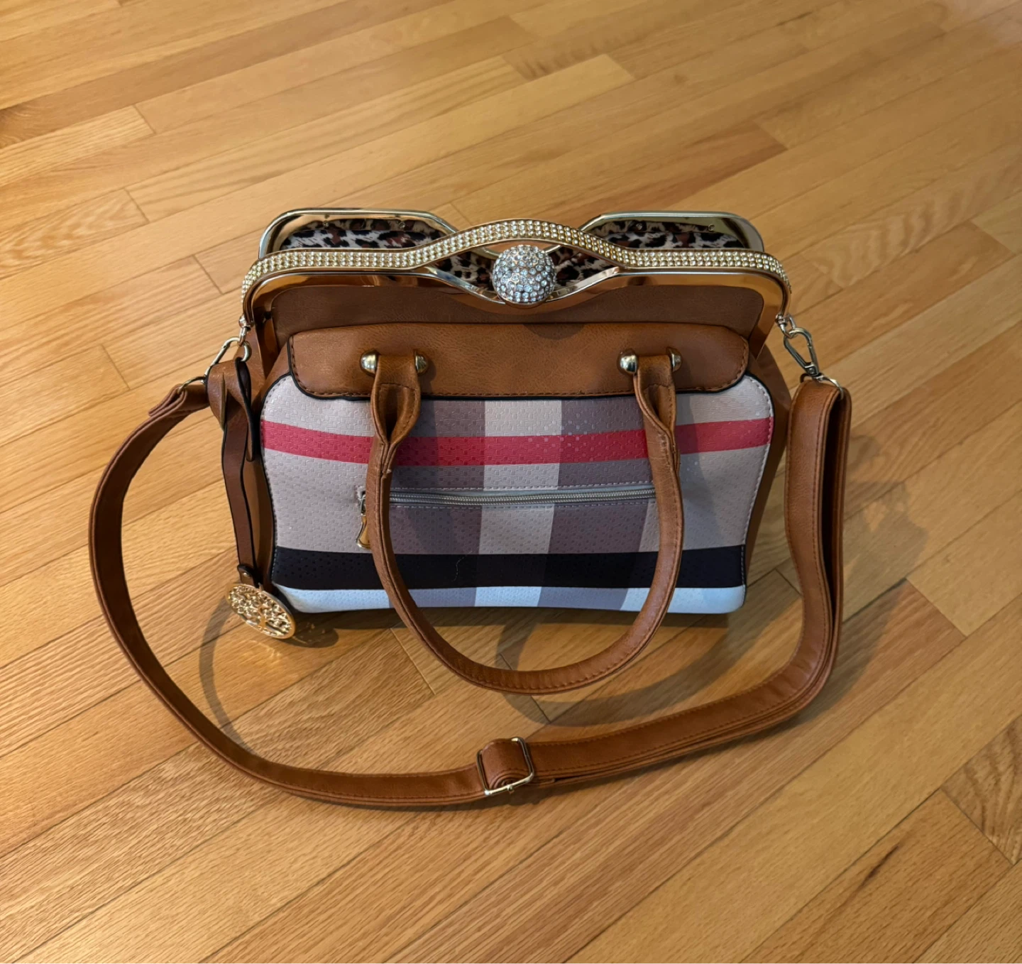 Purse with cross strap