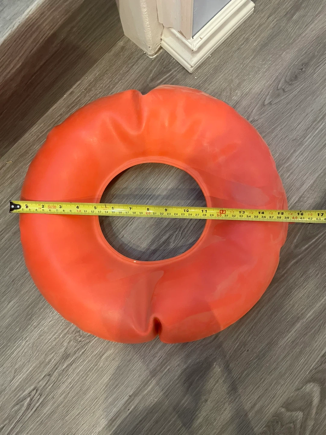 Inflatable doughnut for sitting on - photo 2