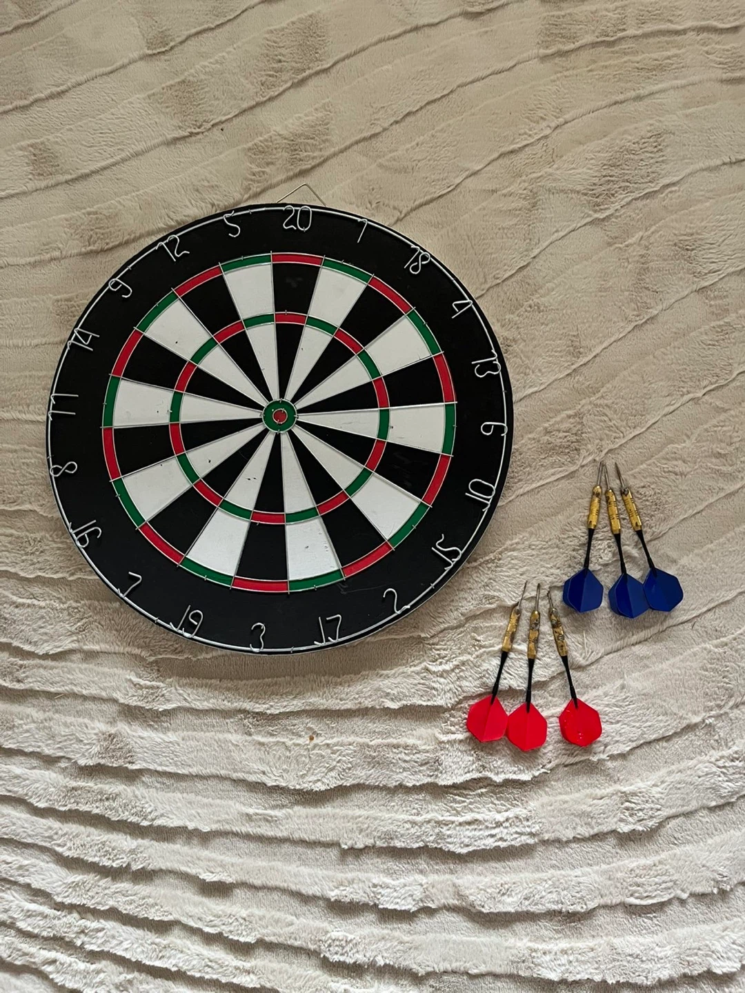 Dartboard with 6 Darts