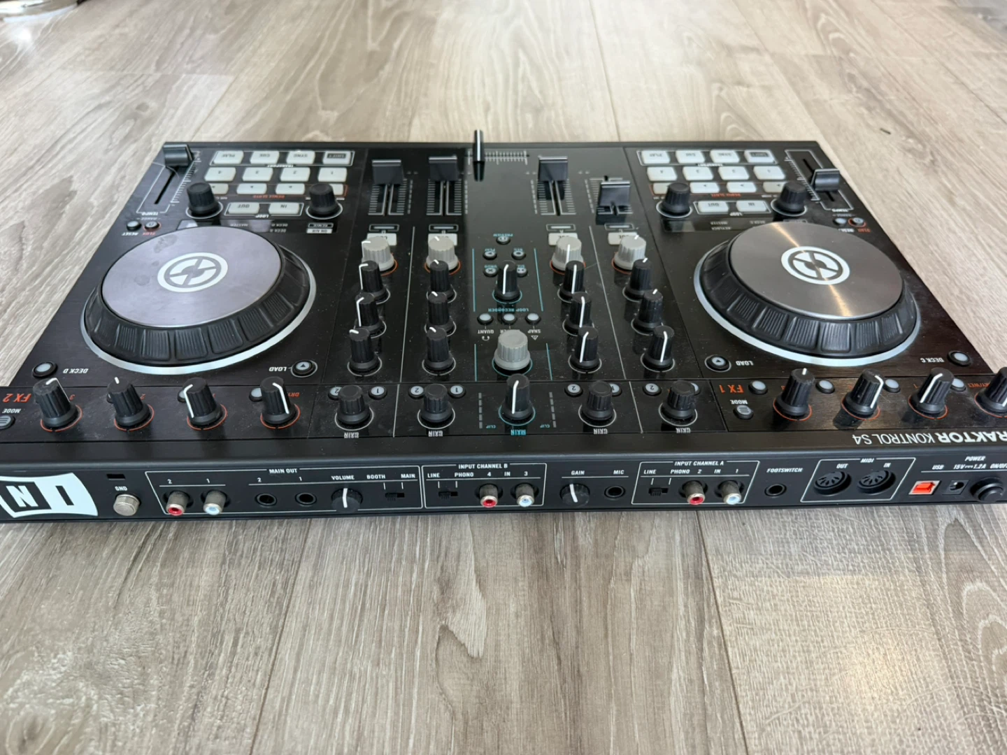 Native Instruments Traktor Kontrol S4 DJ Controller