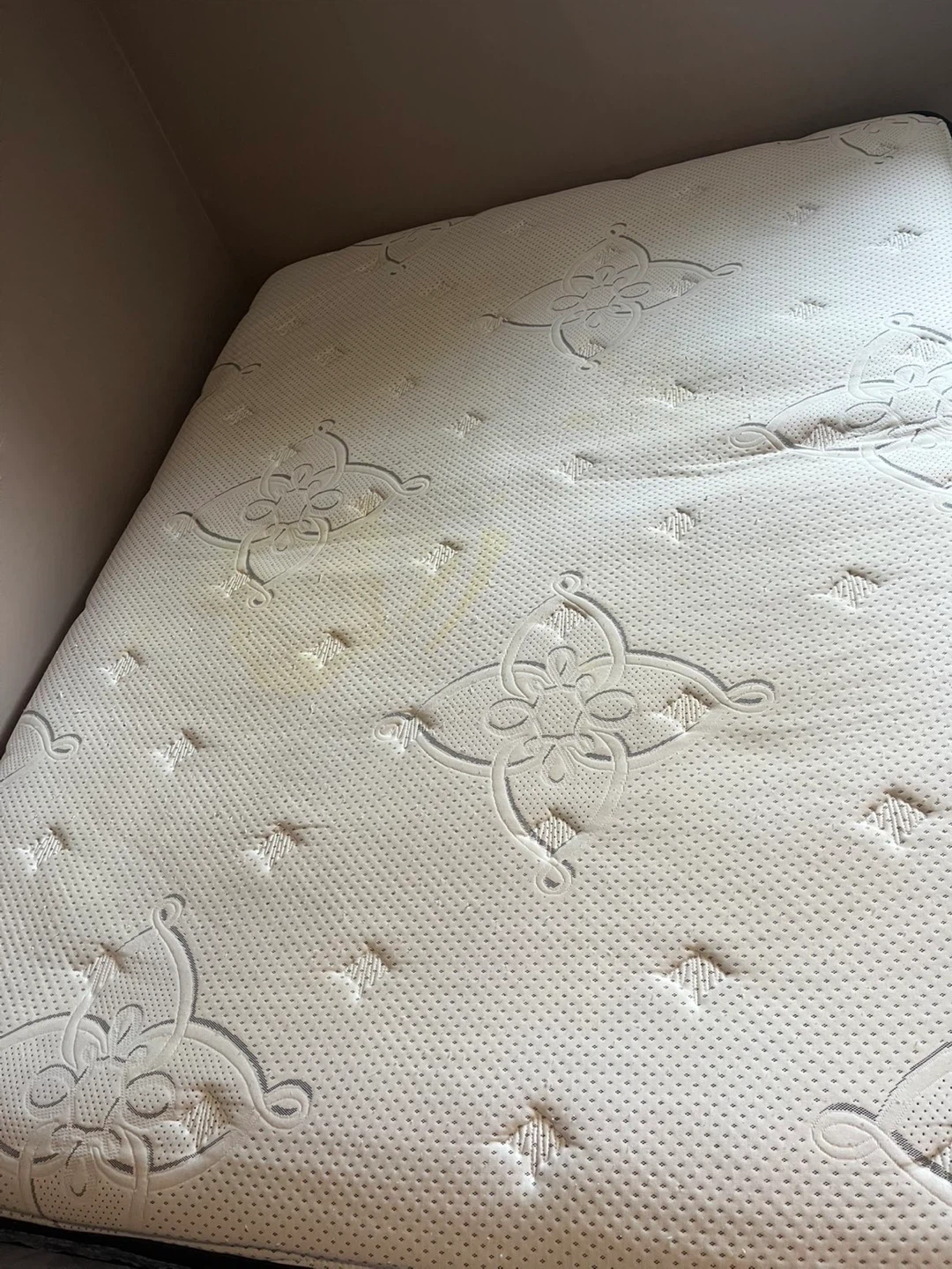 Used queen Mattress - photo 2