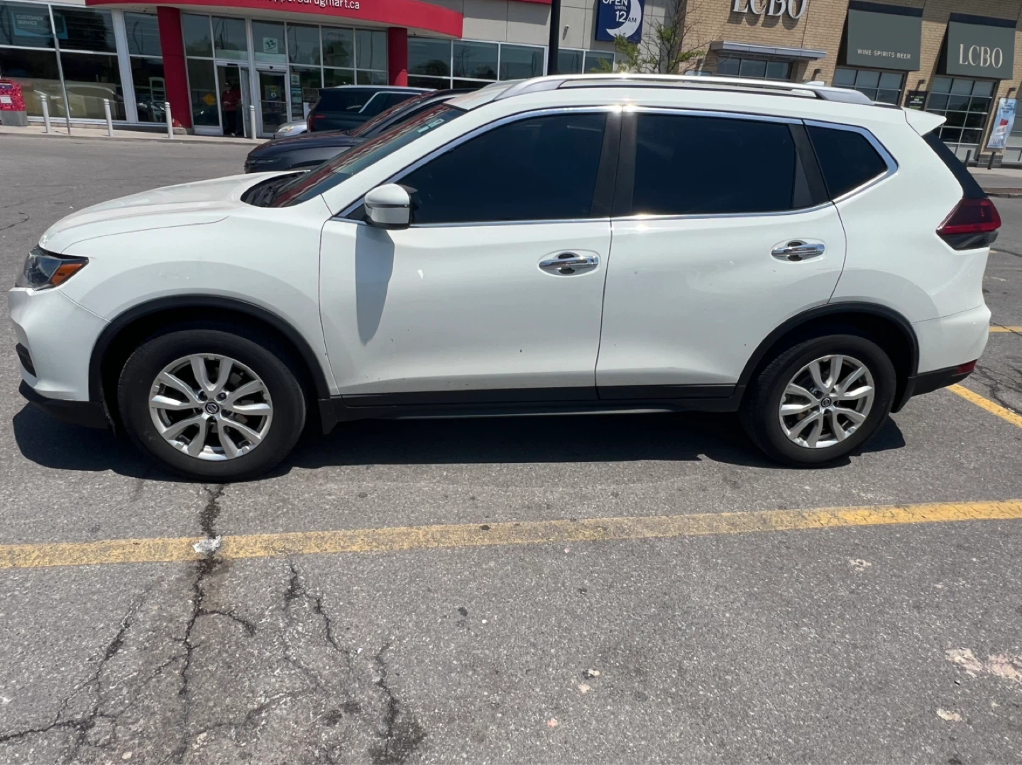 White Nissan Rogue 2019