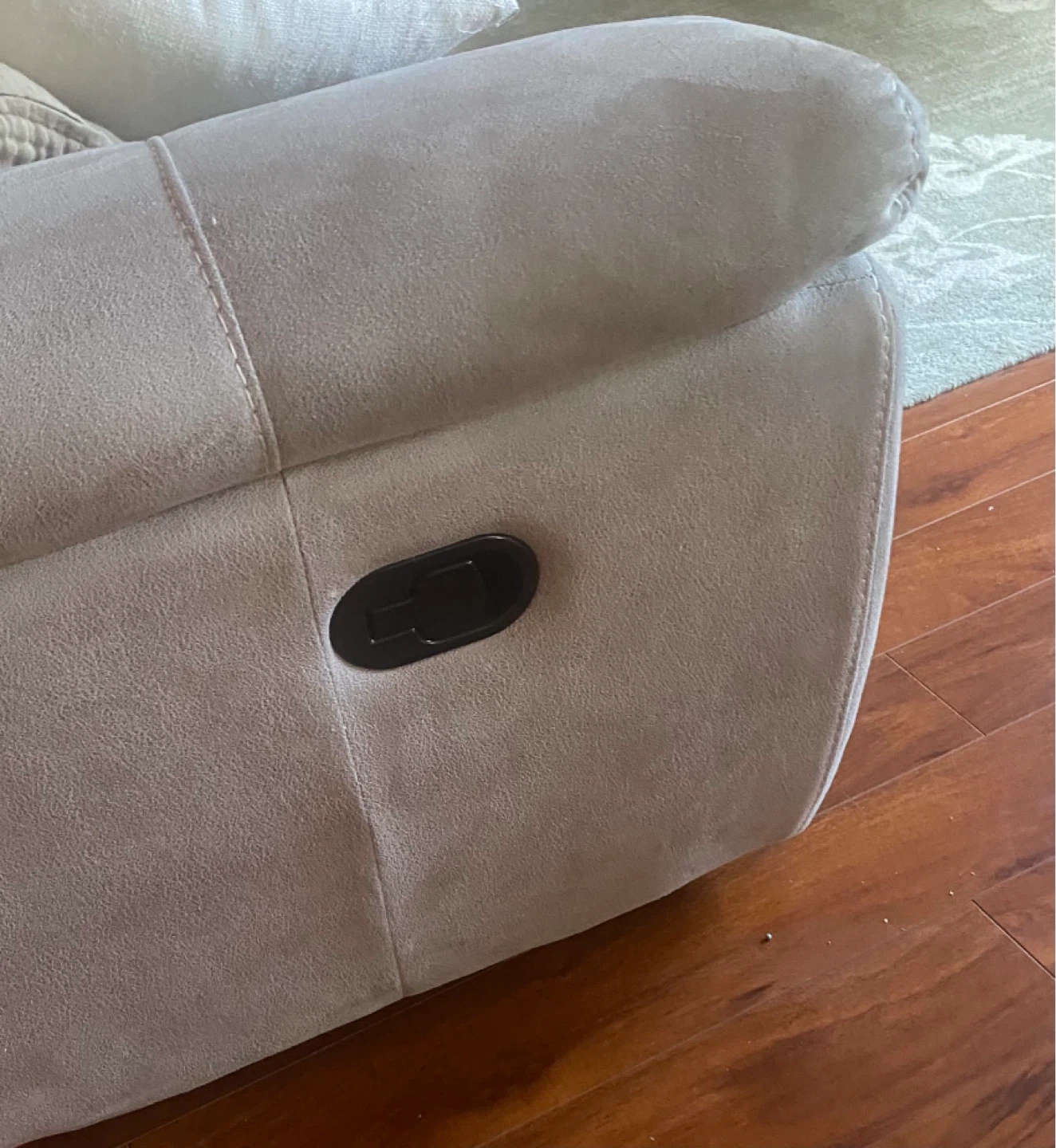 Deluxe sofa with a recliner at ea end