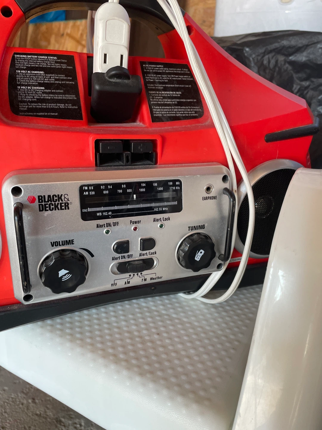 Black & Decker 400 Plus Jump Starter with Radio - photo 2