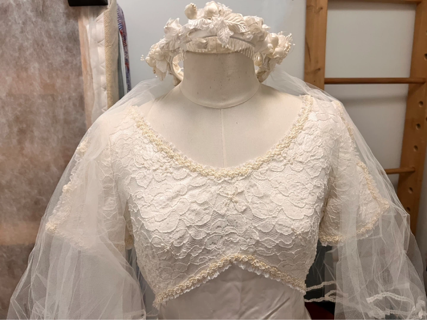 Vintage Wedding Dress with Veil - photo 4