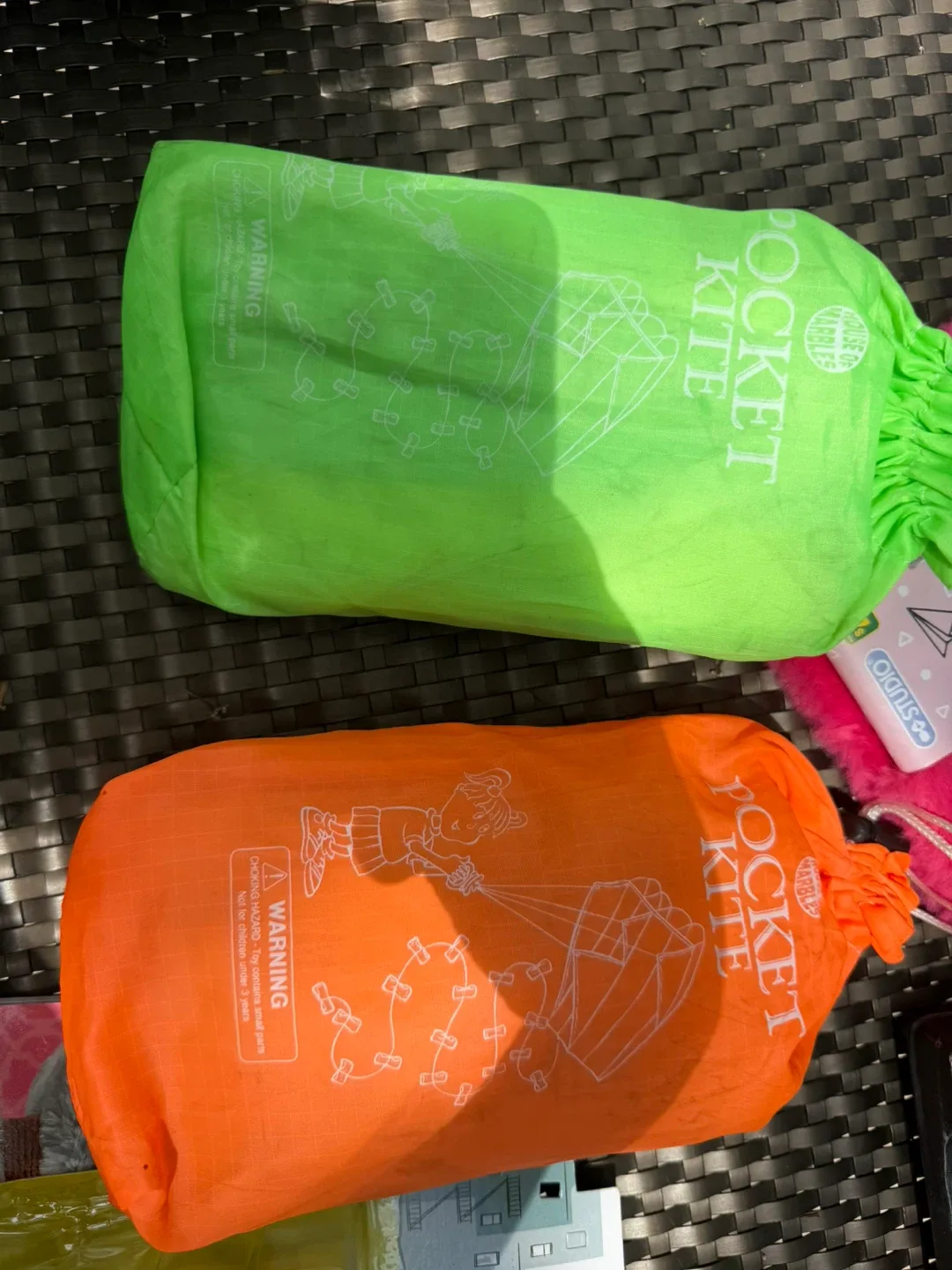 House of Marbles Pocket Kites - 2 Pack (Green & Orange)