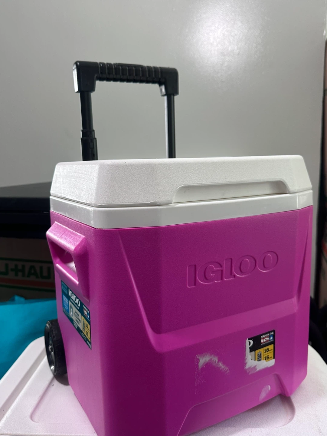 Igloo Rolling Cooler - Pink