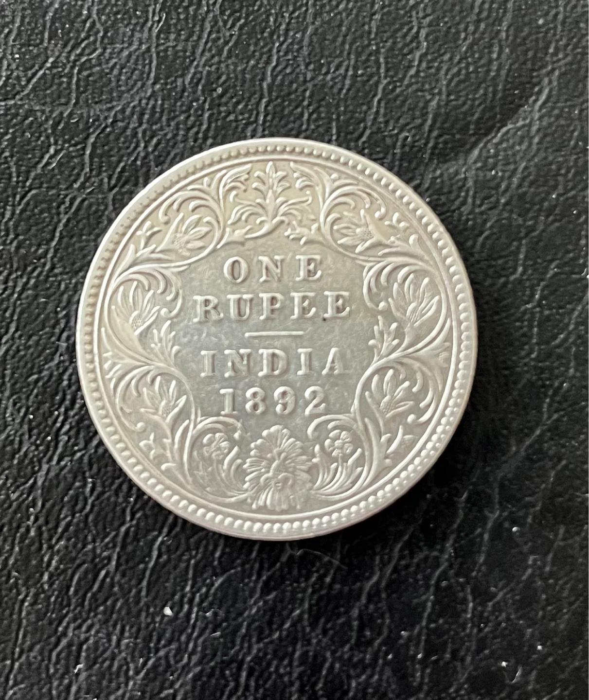 Victoria 1892 British India One Rupee Coin - photo 3