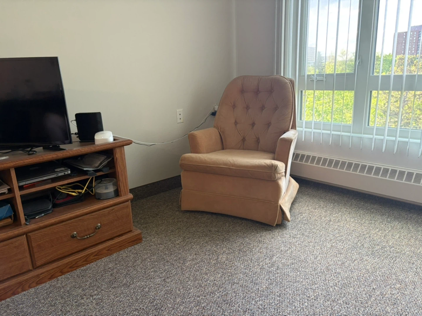 Loveseat with patterned upholstery - photo 3