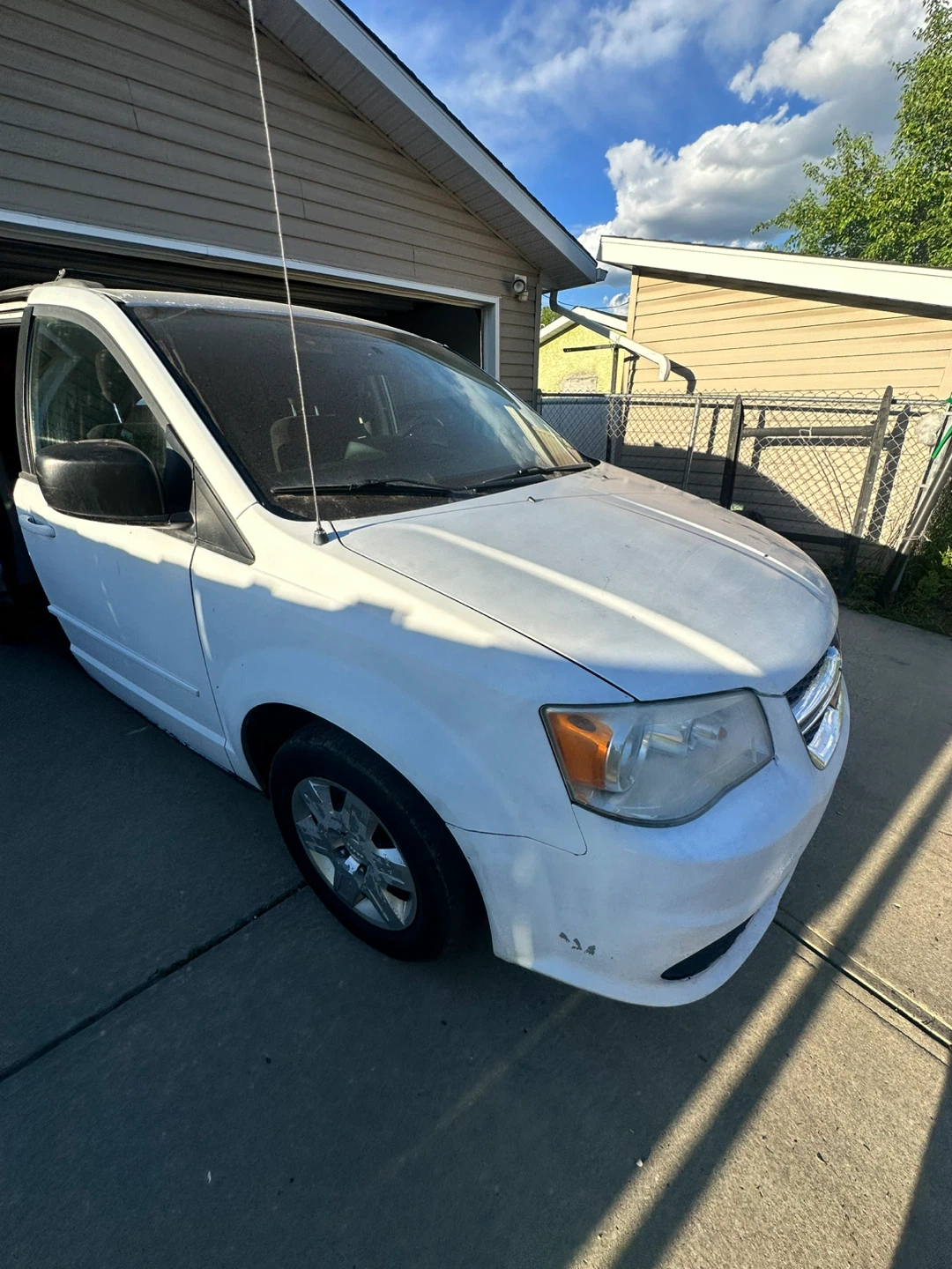 White Dodge Grand Caravan - photo 2