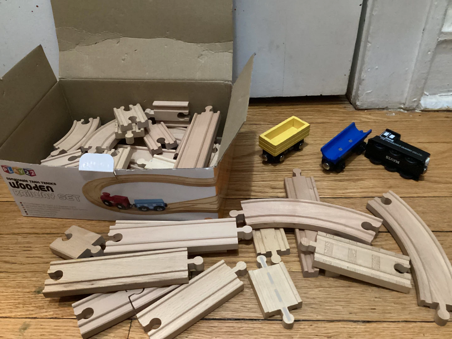 Play22 Wooden Railway Set - Expandable Train Tracks