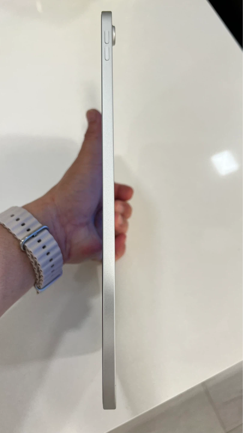 Apple iPad 10 Gen like new (paper screen protector on it) - photo 2