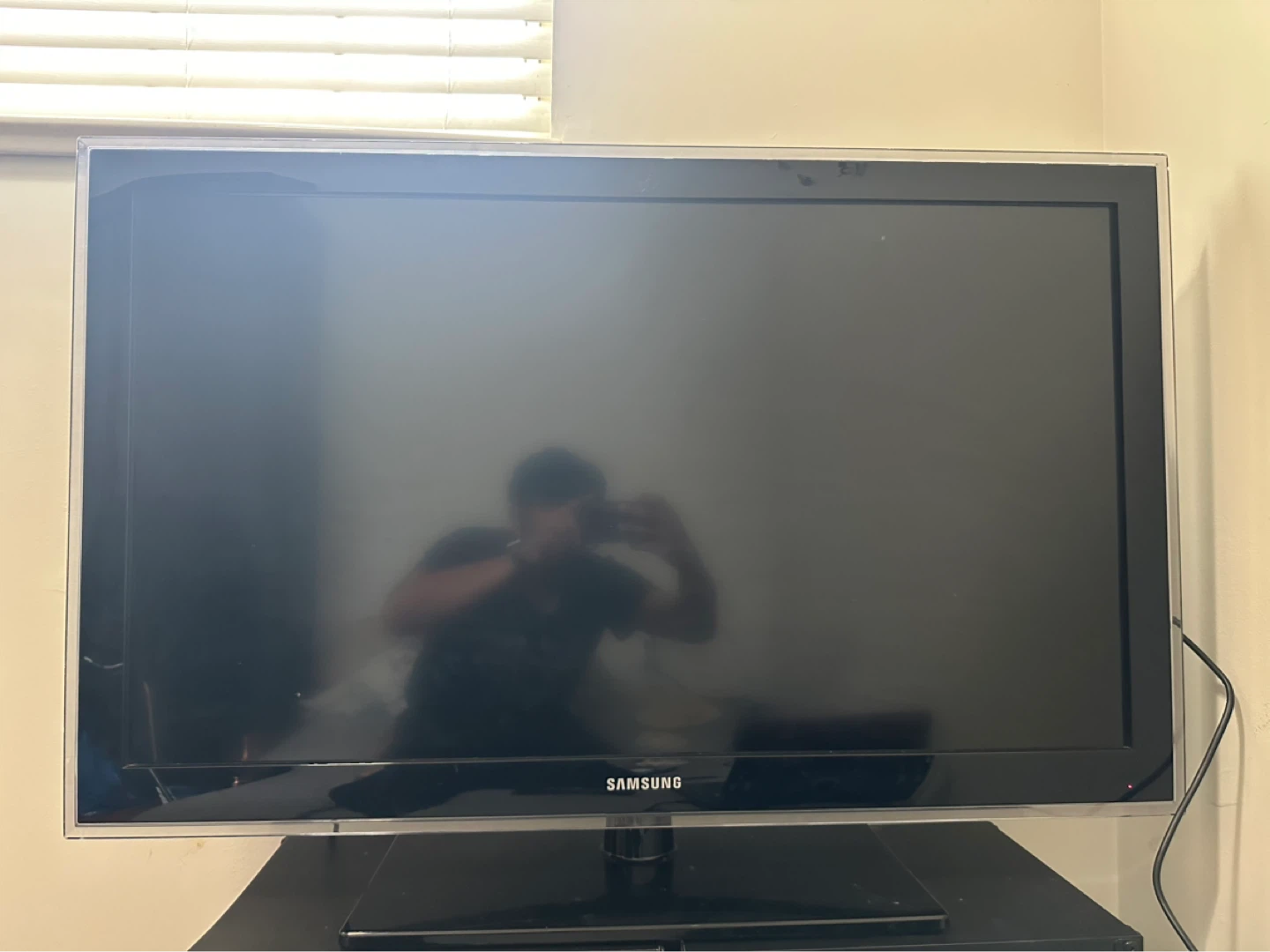 Samsung 40” Full HD 1080p TV + Original Remote & Swivel Stand - photo 2