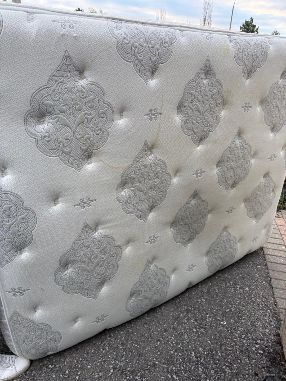 Queen Size Mattress with Box - photo 3