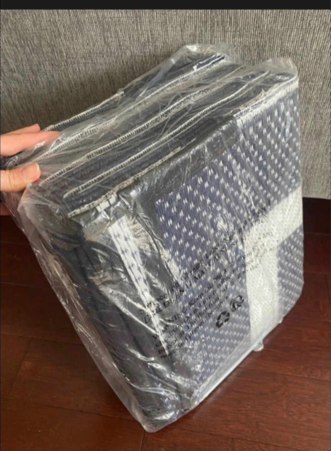 Brand New! Excellent Quality  Outdoor Rug 6x9ft - photo 4