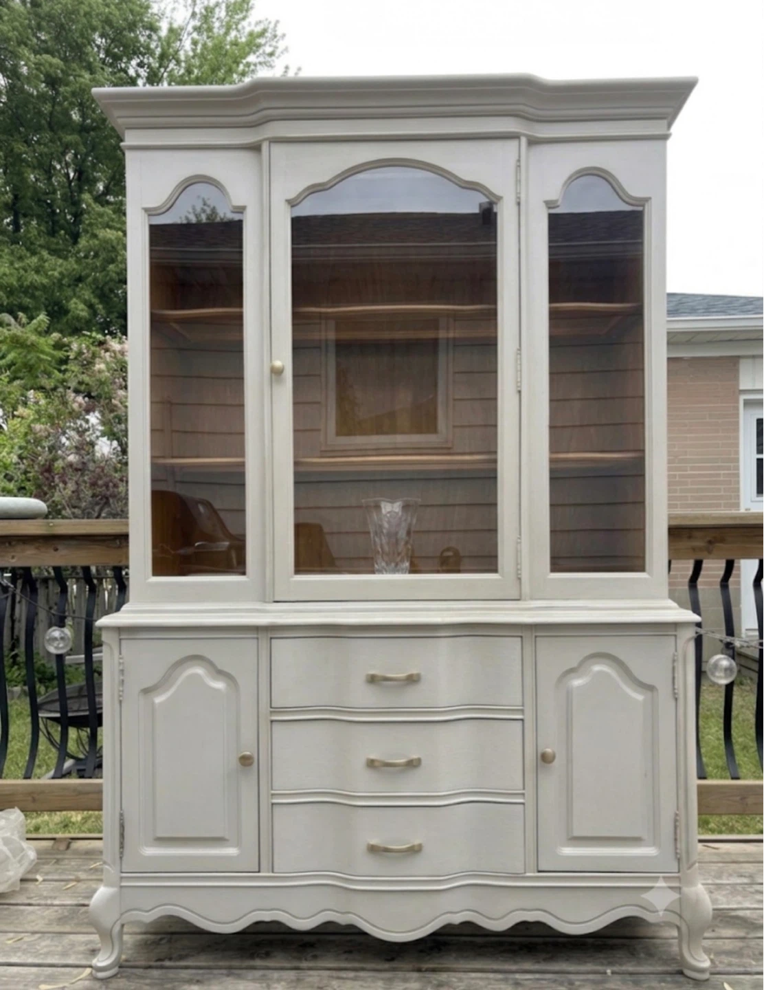 BASSETT Furniture Hutch with Glass Door - photo 2