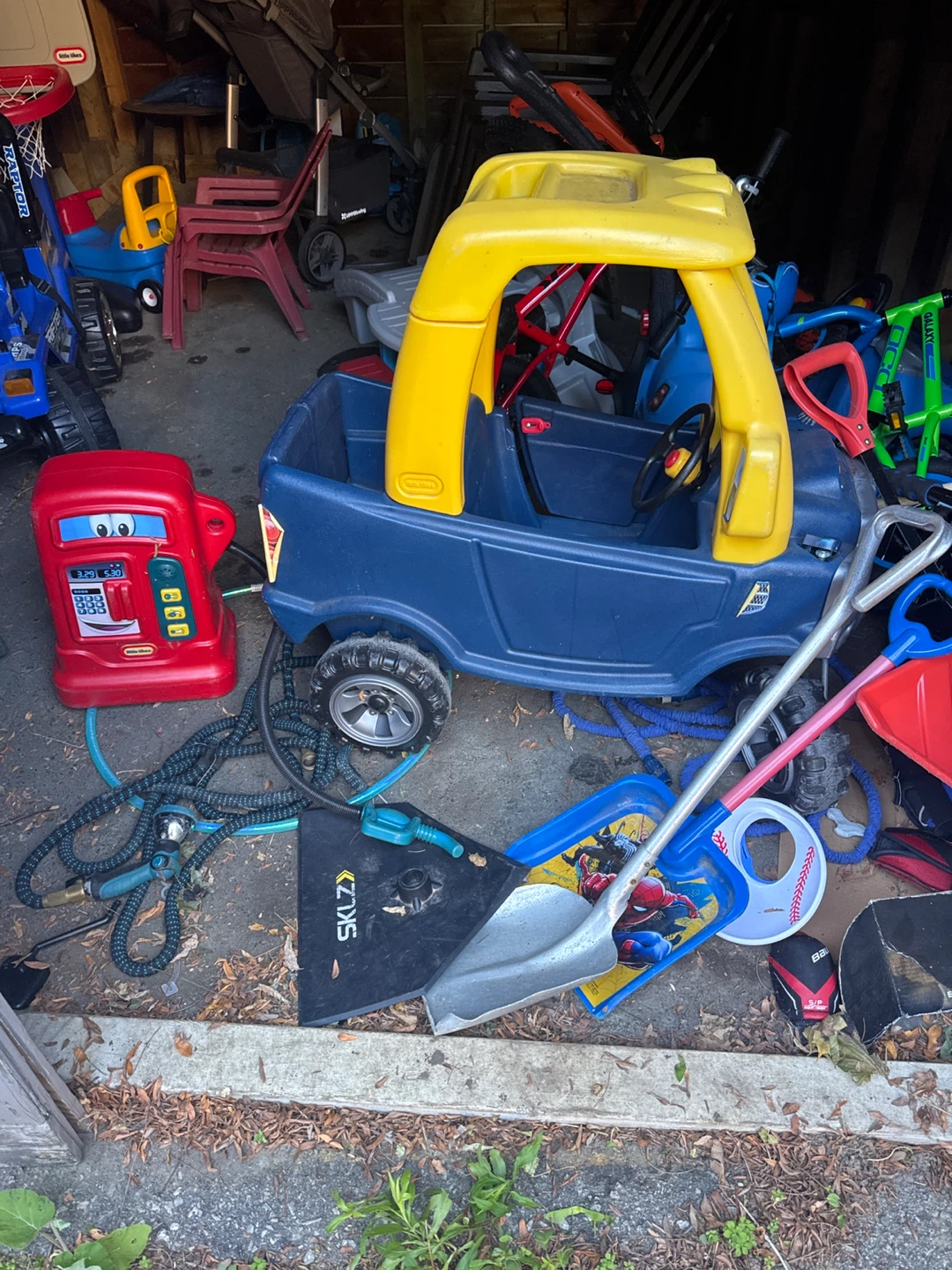 Little Tikes Cozy Coupe Car and Gas Station