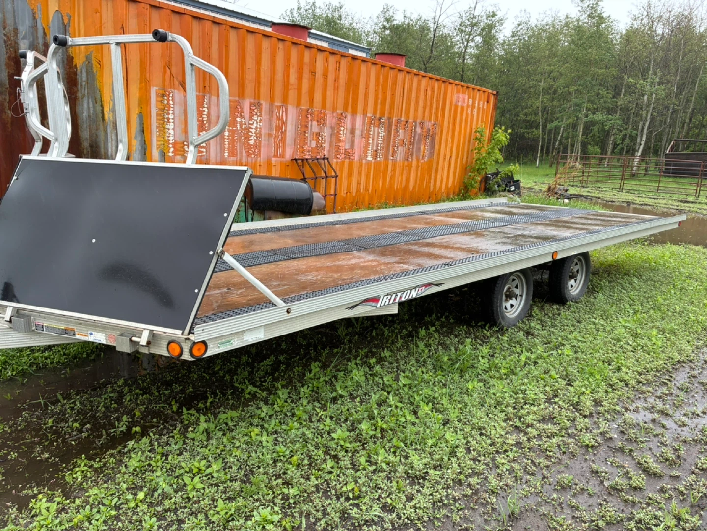 2011 TRITON V nose dual axle trailer