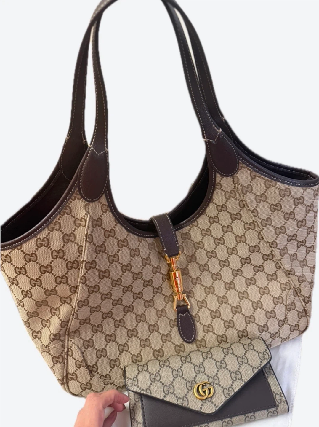 Gucci monogram canvas shoulder bag. (. No wallet