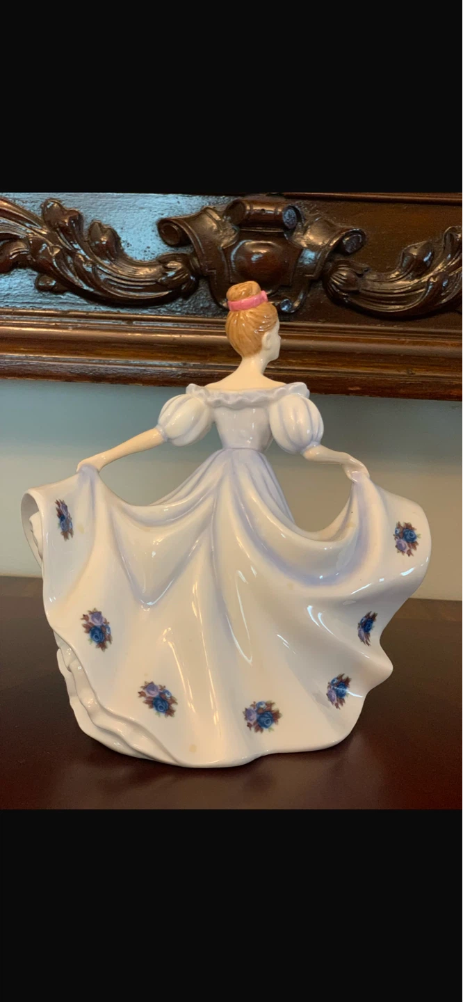 Royal Doulton Pretty Ladies 'Kathy' Figurine - photo 3