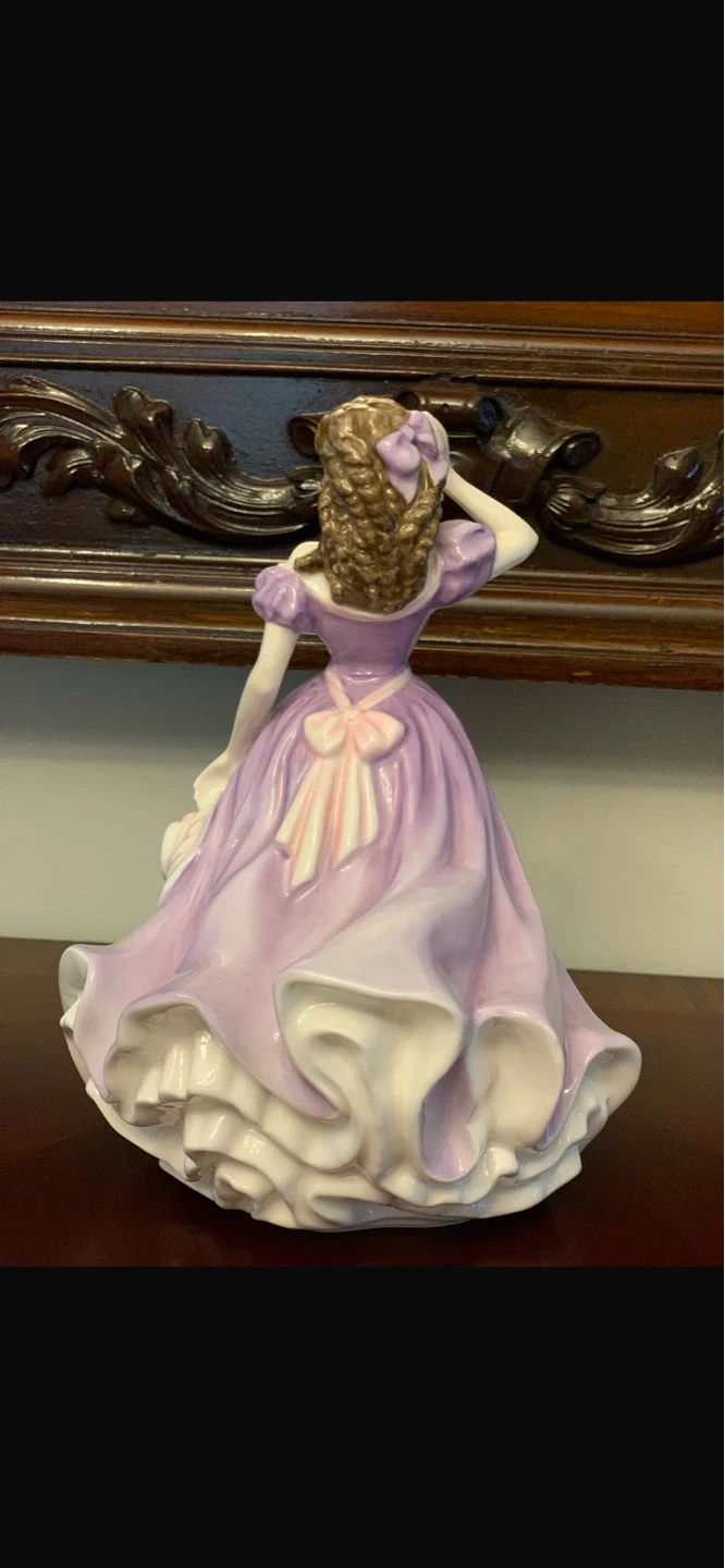 Royal Doulton "Bells Across the Valley" Figurine HN3050 - photo 2
