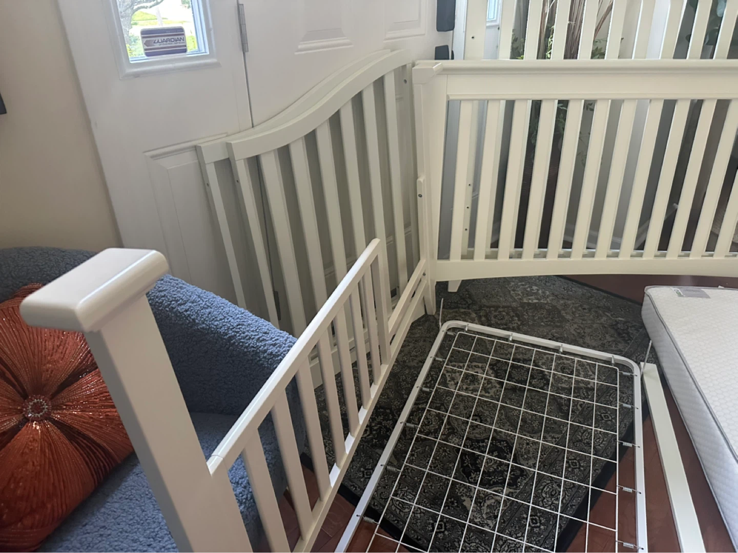 White Convertible Crib with Mattress and sheets - photo 4