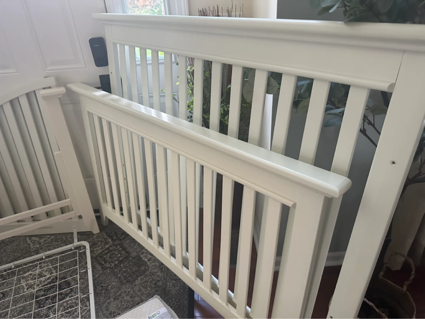 White Convertible Crib with Mattress and sheets - photo 3