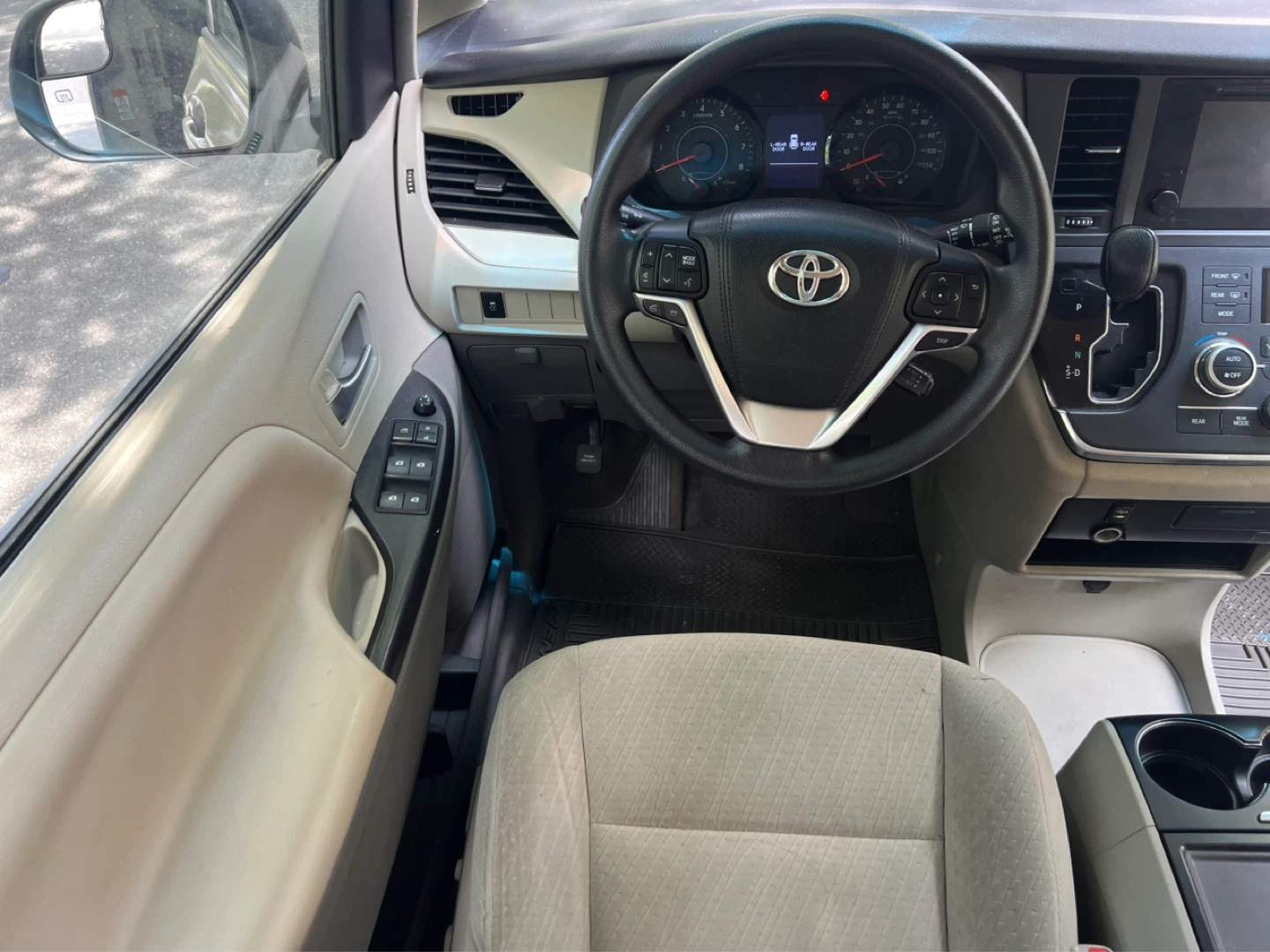 2015 Toyota Sienna LE - photo 3
