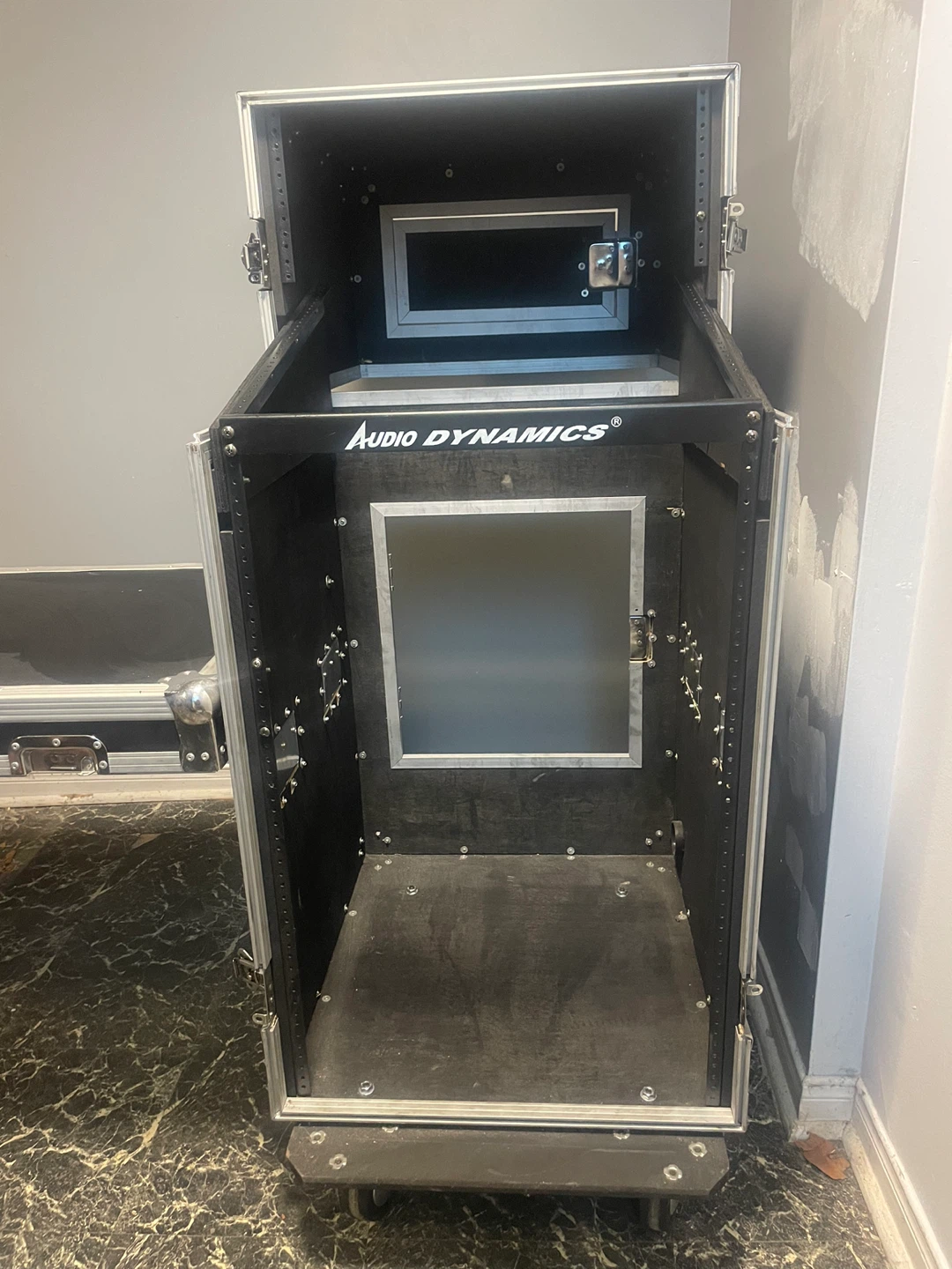 Audio Dynamics Flight Case with Wheels - photo 3