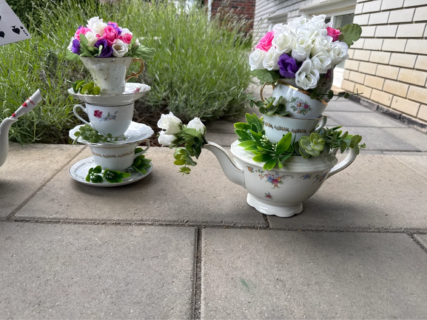 5 piece Alice in Wonderland Themed Teacup and Teapot Display - photo 3