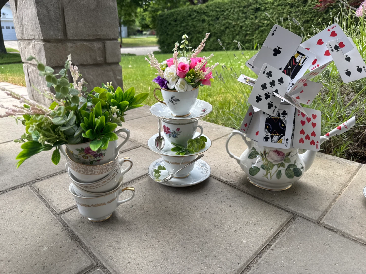 5 piece Alice in Wonderland Themed Teacup and Teapot Display - photo 2