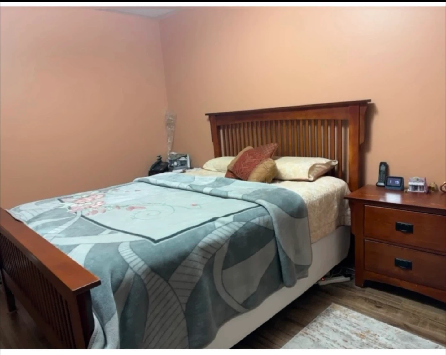 Wooden queen Bed Frame - photo 2