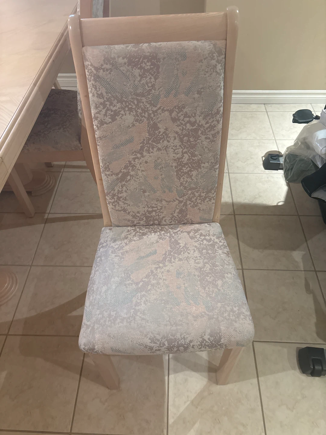 Dining Table with 6 Chairs and hutch - photo 3