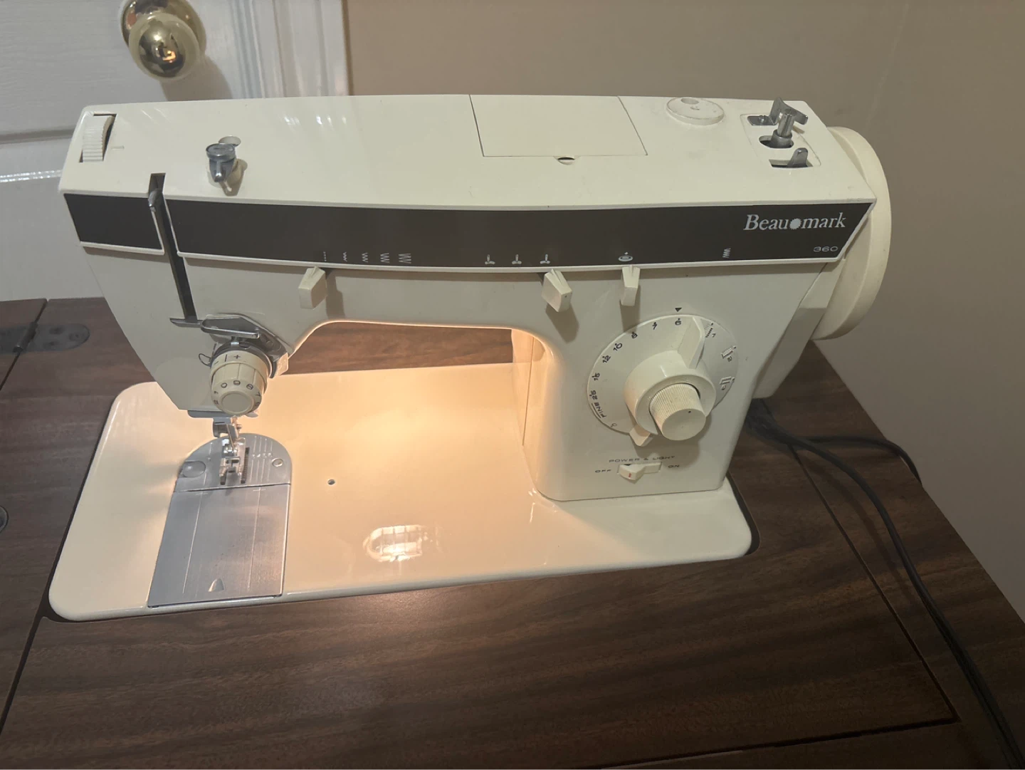 Beaumark 360 Sewing Machine with Cabinet - photo 2