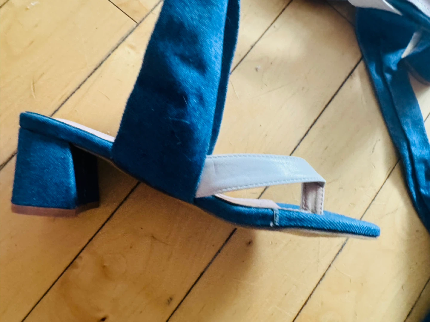Sandales à talon bloc en denim avec lanières - photo 5