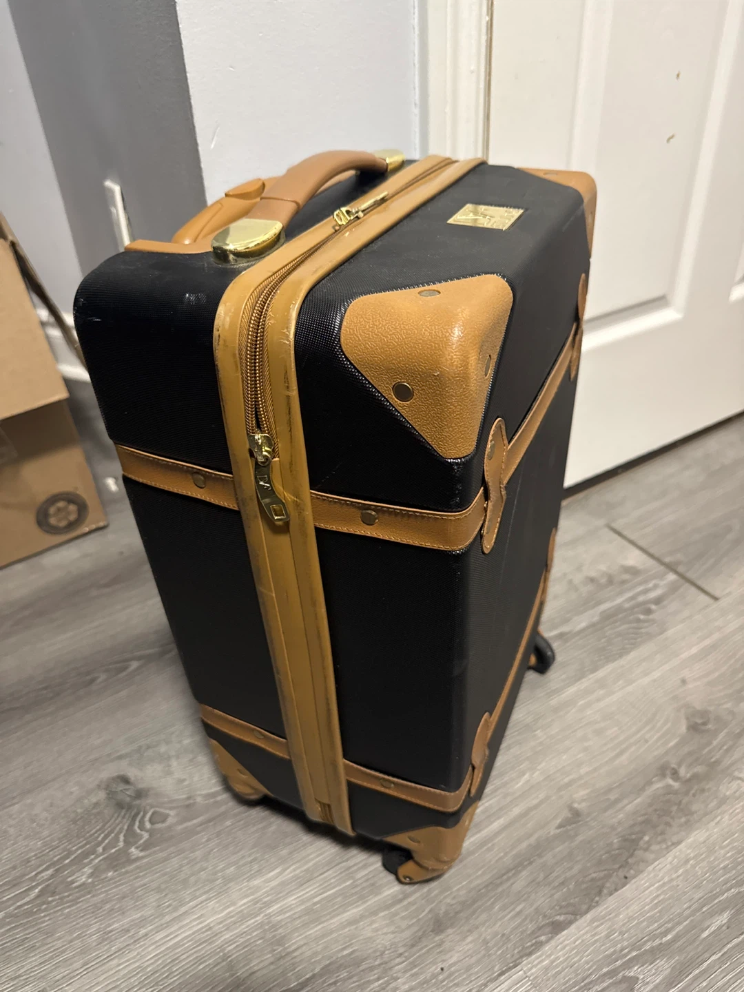 Vintage Style Luggage Suitcase (Carry on size)