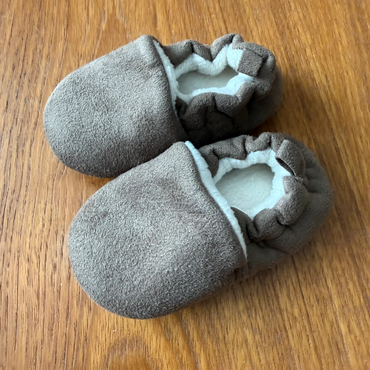 Infant ultrasuede slippers size 2.5-3.5 US (3-12 months)