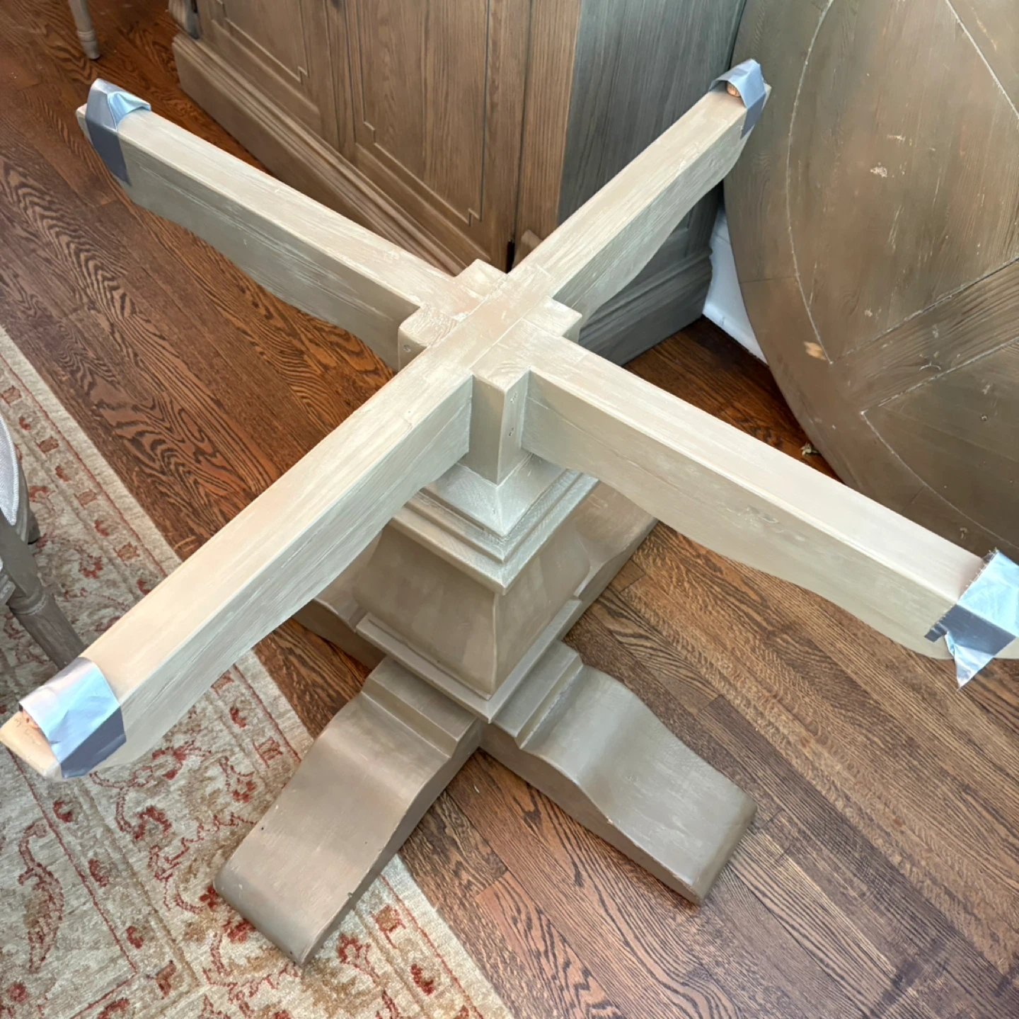 RH Round Pedestal Dining Table - photo 2