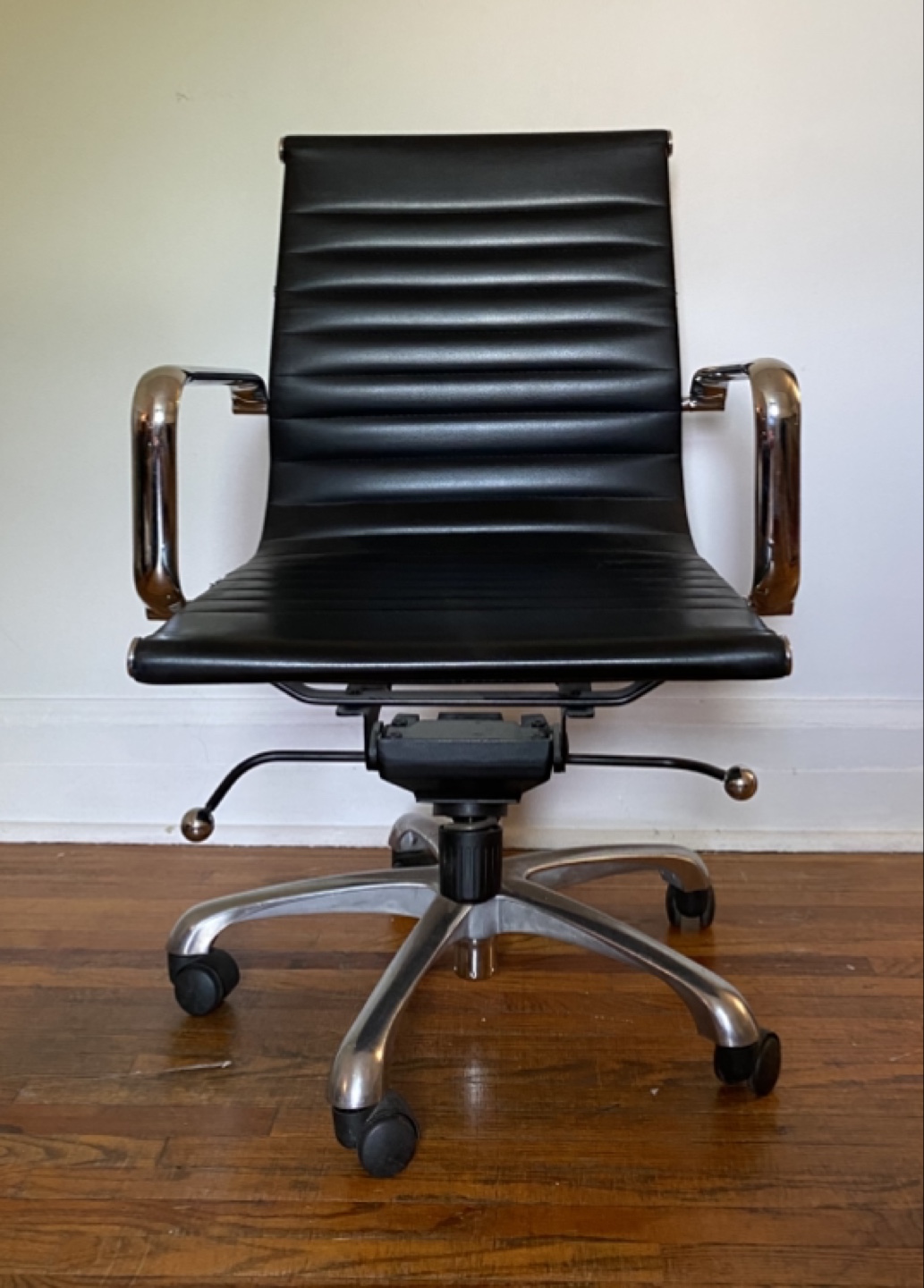 Eames Aluminum Group Chair - Replica