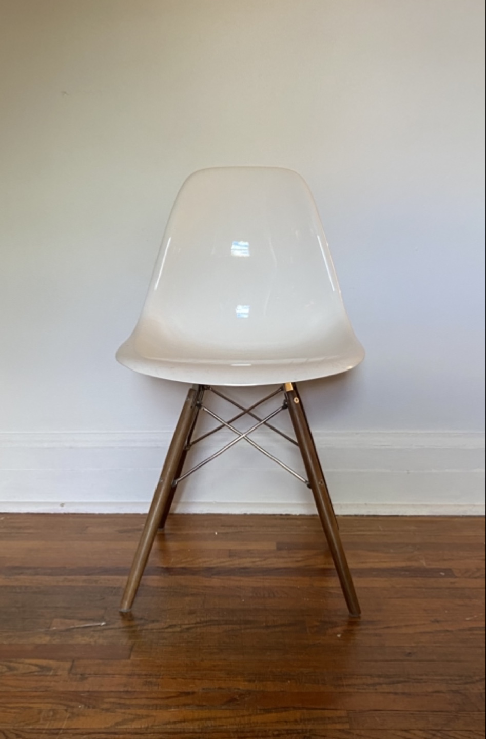 White replica Eames Eiffel chair