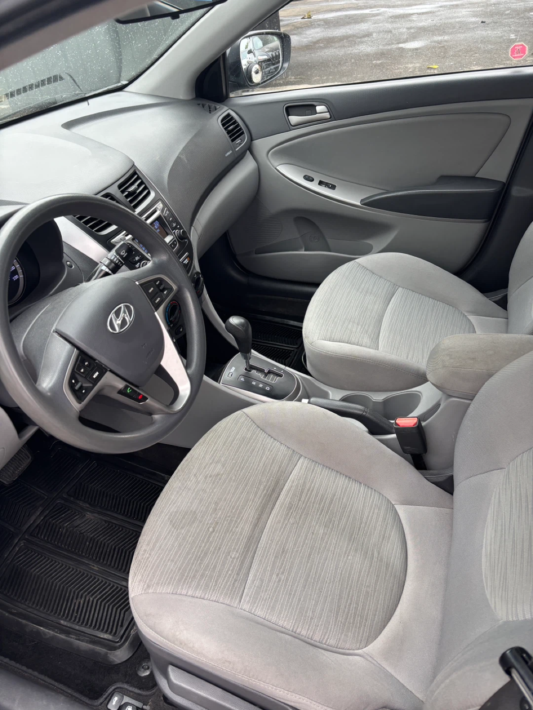 Hyundai Accent Sedan - photo 5
