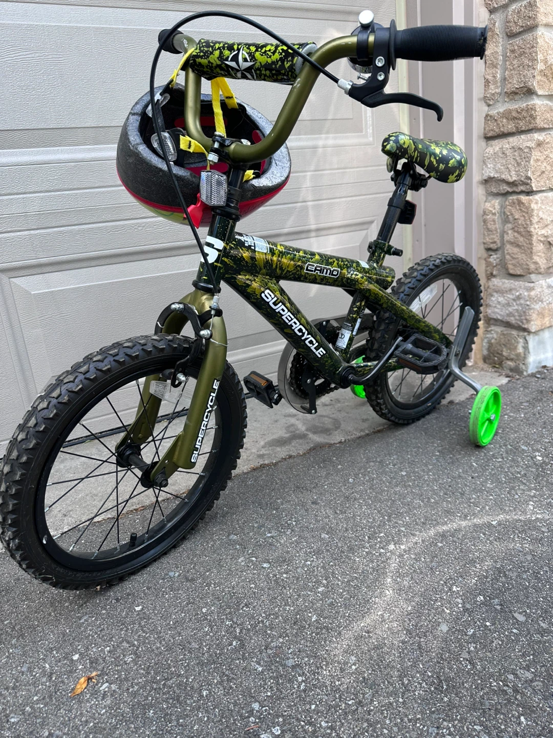 Supercycle Camo Kids Bike with Helmet