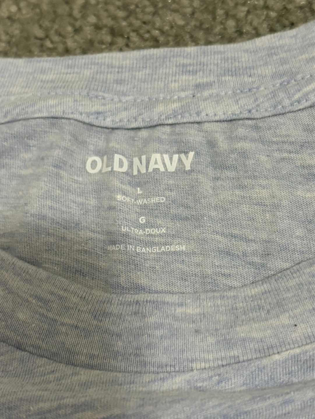 Old Navy T-Shirt in good condition - photo 3