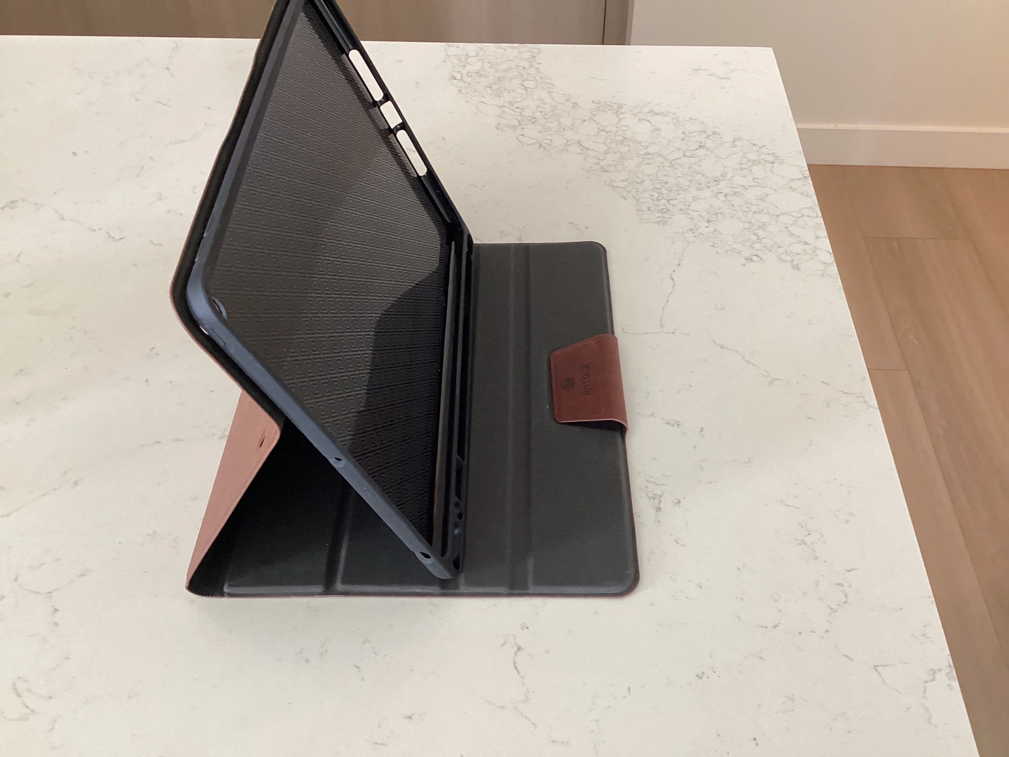 iPad Leather Case- like new - photo 3