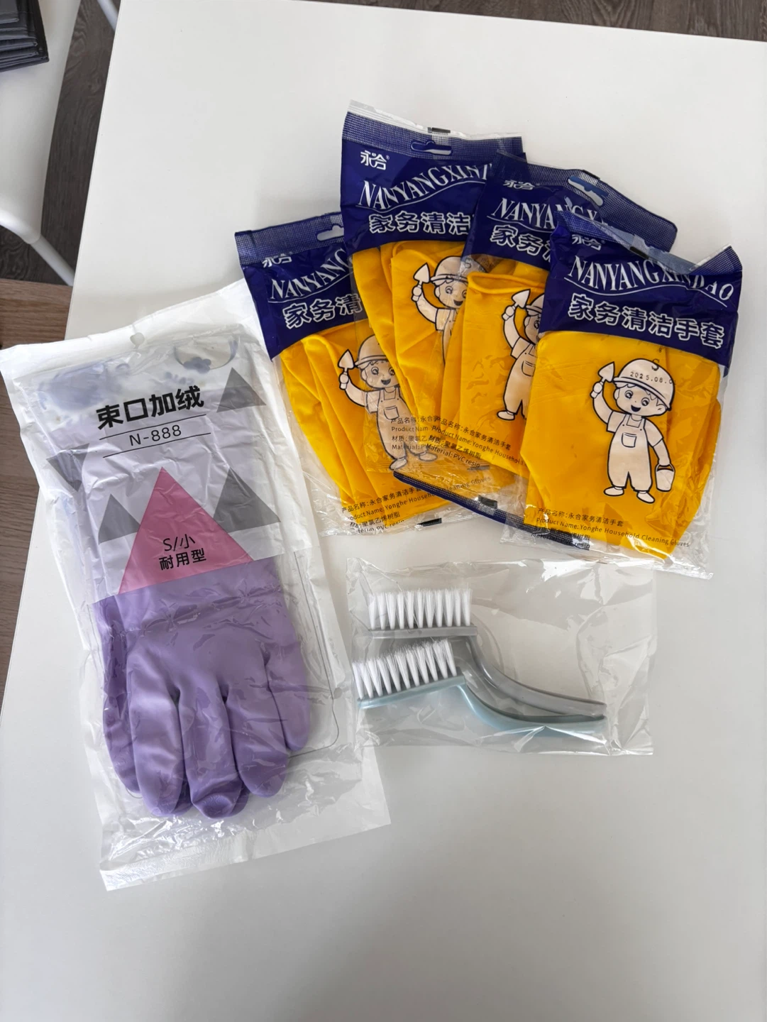 Brand New Household Cleaning Set (5 Pairs Gloves + 2 Brushes)