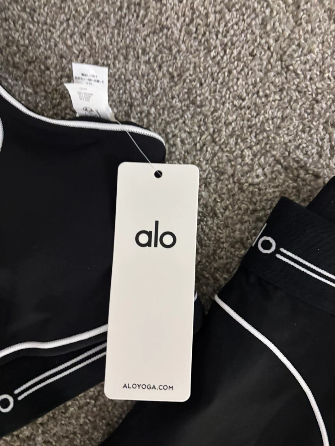 Alo Yoga Black Sports Bra and Leggings Set - photo 2