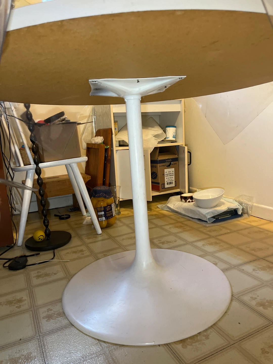 White Round Dining Table with Pedestal Base - photo 2