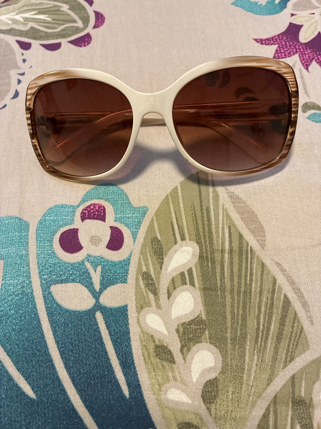 Chic Fashion Sunglasses - Brown Gradient Lenses
