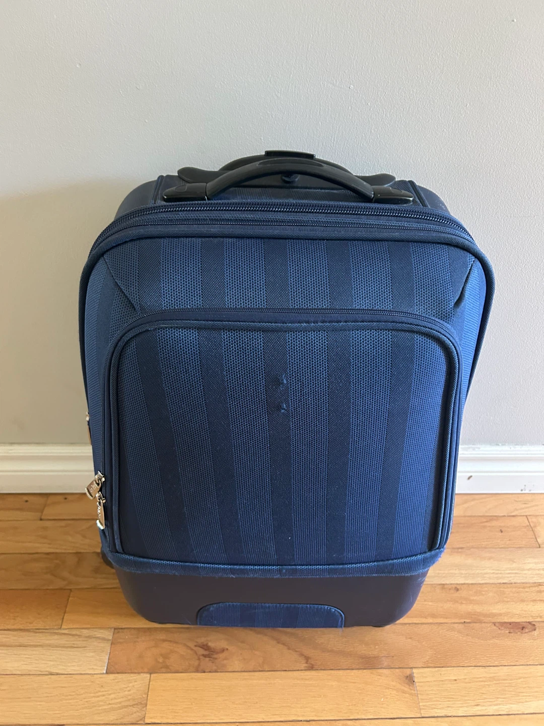 HEYS 22” TALL SPINNER EXPANDABLE SUITCASE (SEE LISTING)