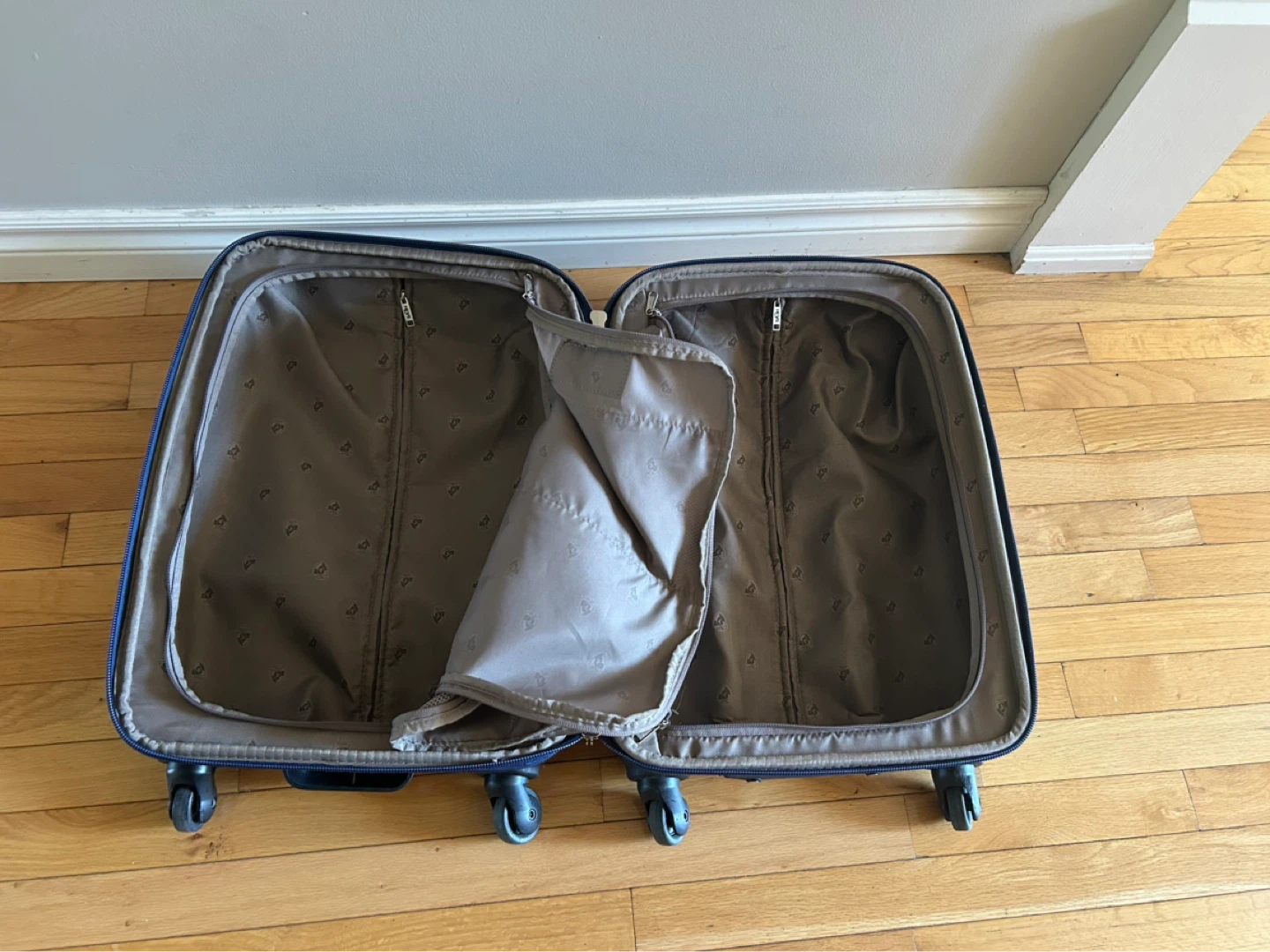 HEYS 22” TALL SPINNER EXPANDABLE SUITCASE (SEE LISTING) - photo 4